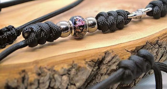 Utstillingssett med flettet halsbånd og perler